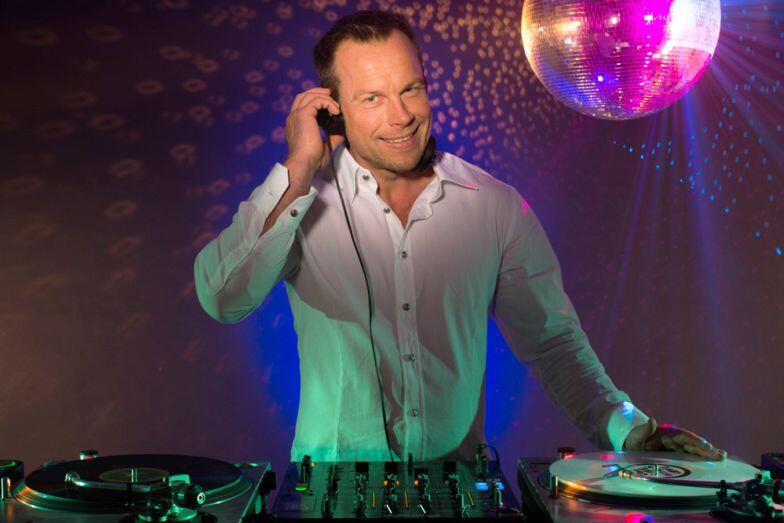 01_dj_ingo_hochzeit_eine_hand_oben_web_w999px_heller