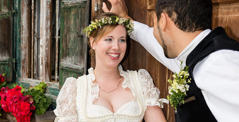 Brautpaar Tracht Alm 768x392