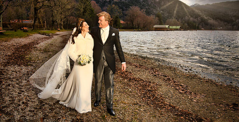 Brautpaar beim Abendspaziergang 768x392