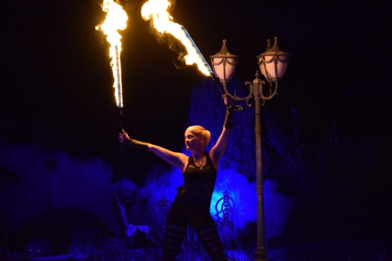 Feuershow Hochzeit Lightshow Sabrina Wolfram Feuerartistin Taenzerin Saengerin Pyrotechnikerin Schweiz Oesterreich Deutschland 768x512