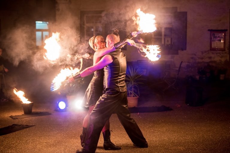 Feuershow Hochzeit brennendes Herz Schloss Heinsheim Feuerwerk Sabrina Wolfram SWAP 768x511