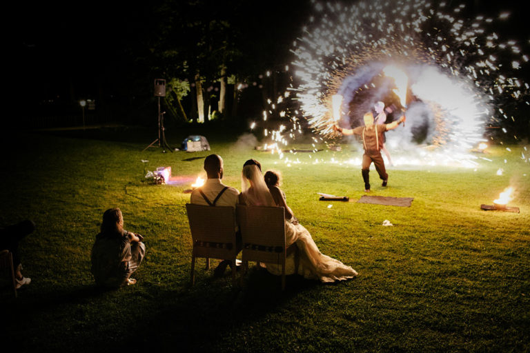 Feuershow fuer Hochzeit brennendes herz 768x512