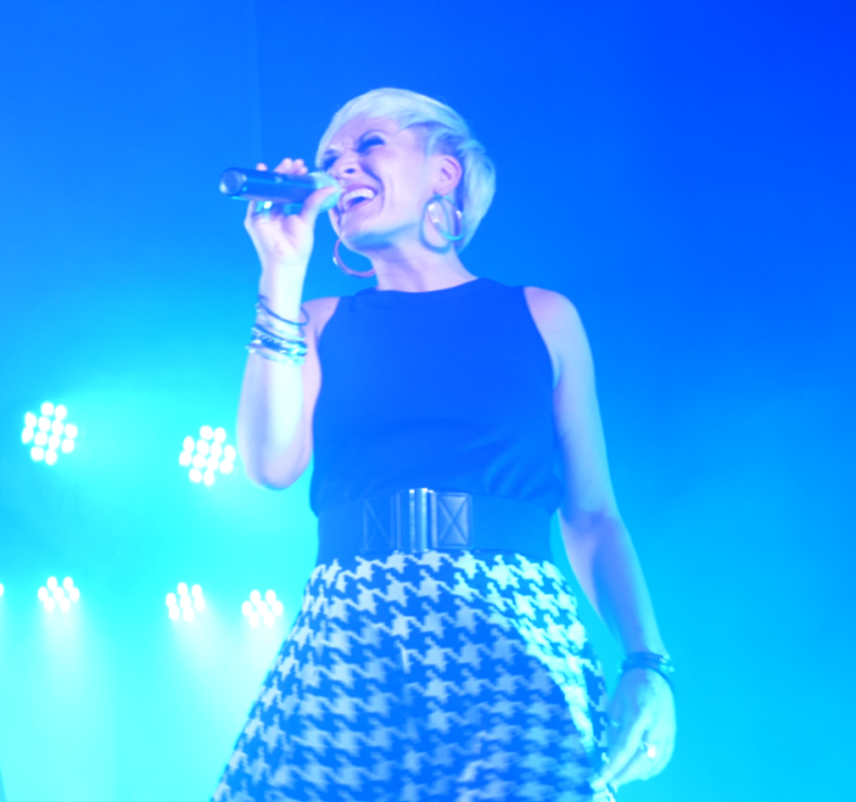 Sabrina Wolfram Saengerin Event Band Kuenstlerin Pyrotechnikerin Hombre loco Feuershow Livemusik QUADRAT Kopie 768x720