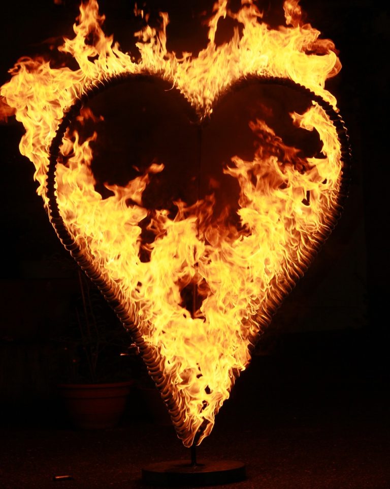 brennendes Herz Hochzeit Feuershow individuell SWAP Sabrina Wolfram international 768x961