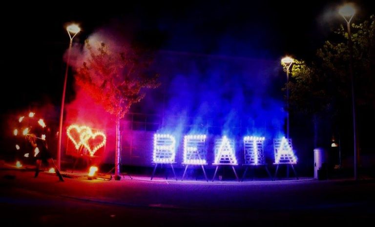 lichterbild geburtstagsfeier feuershow lichterbild hochzeit brennendes herz 768x466